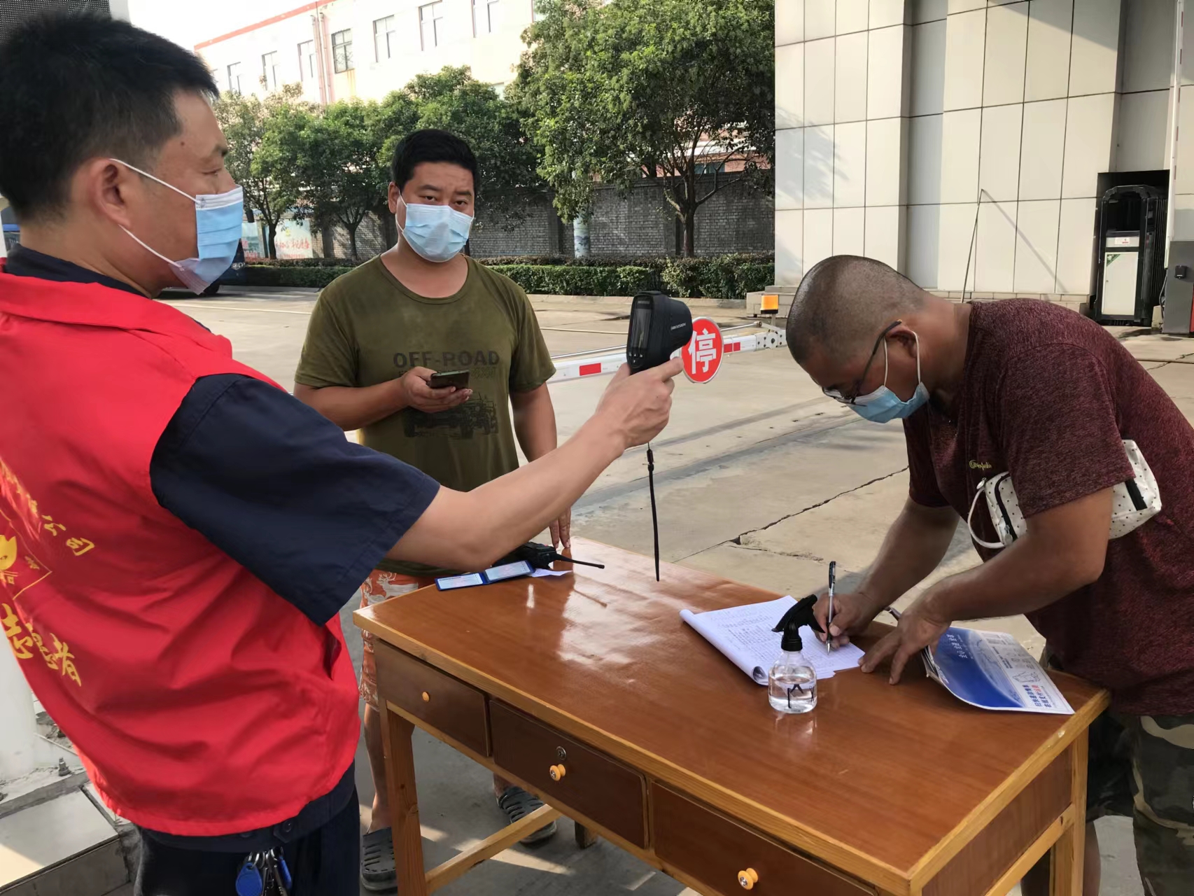 疫情防控   安全检修双平安.jpg