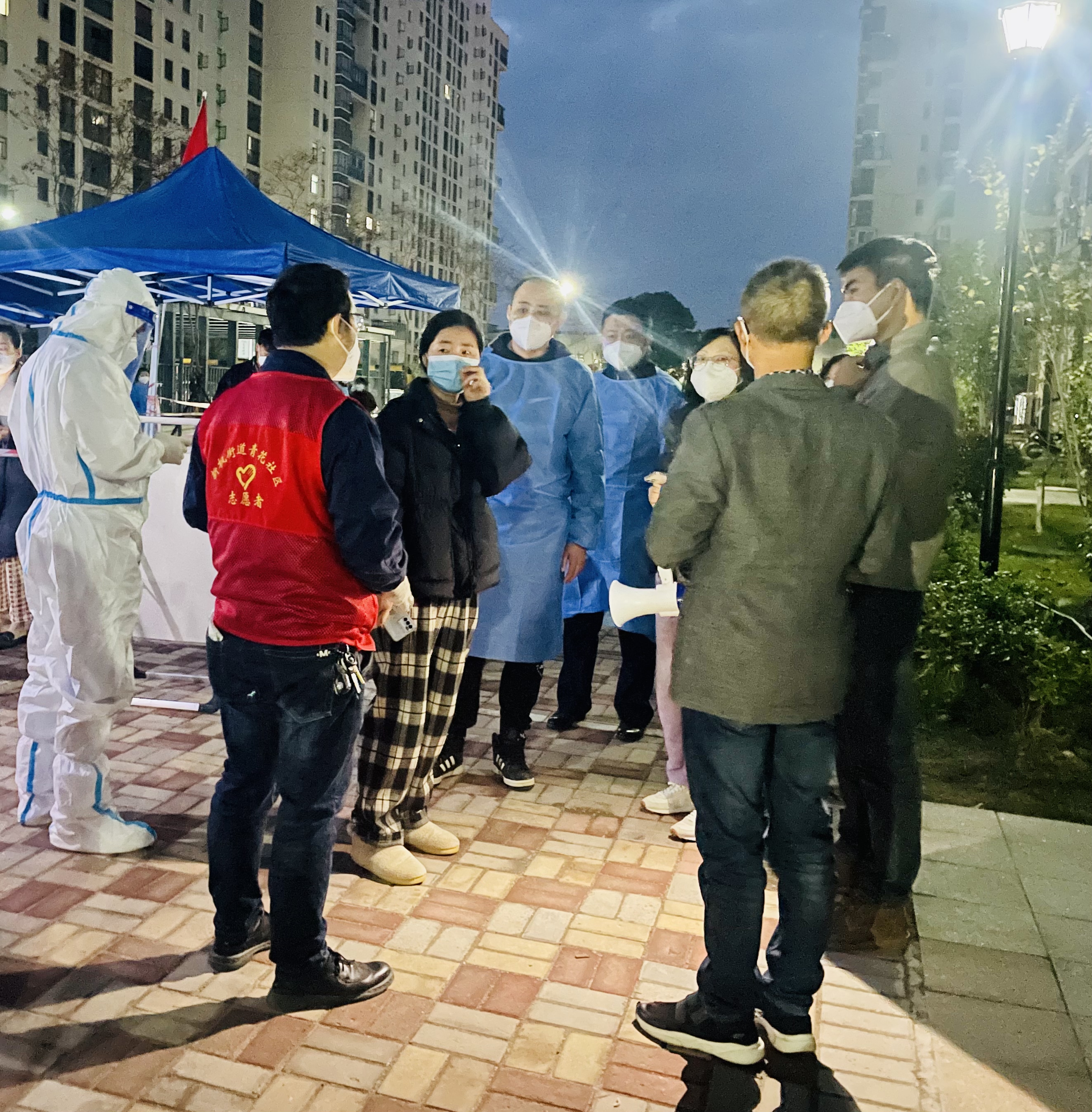 凌晨5点商议核酸秩序维护点位.jpg