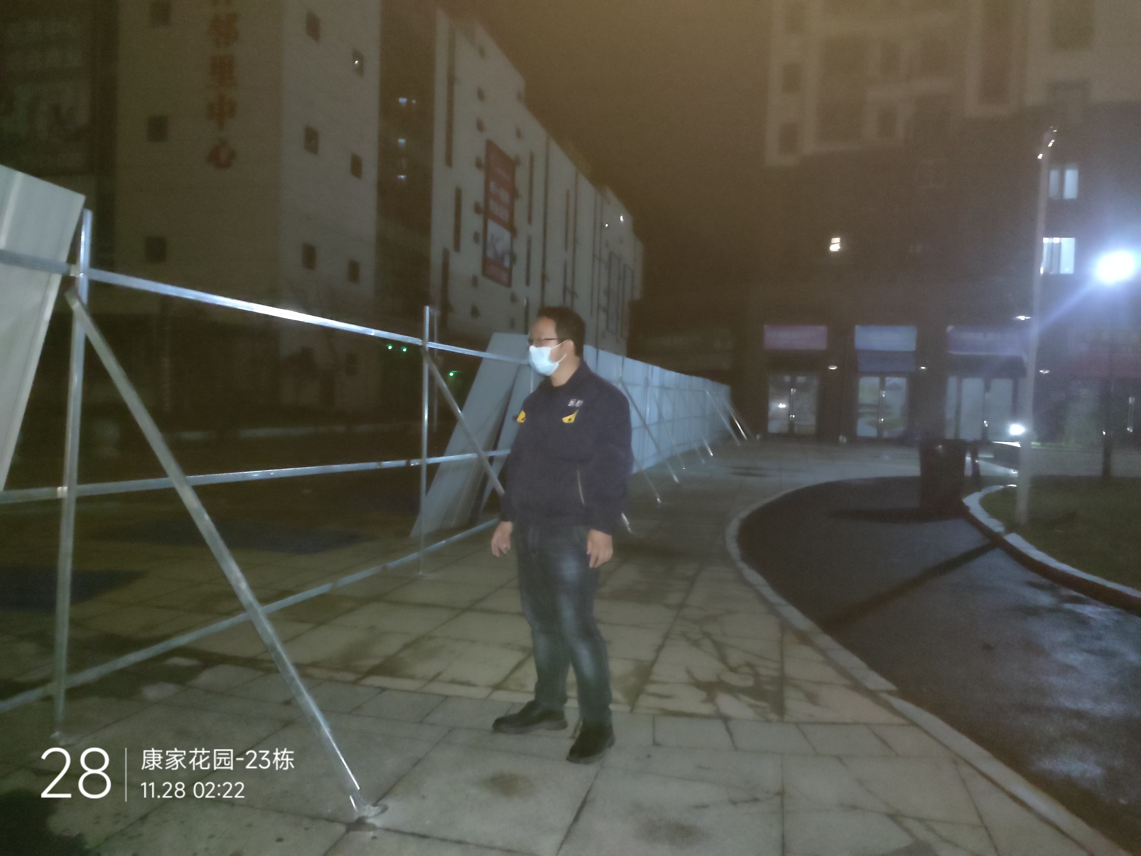 查看27日大风刮倒小区护栏恢复情况.jpg