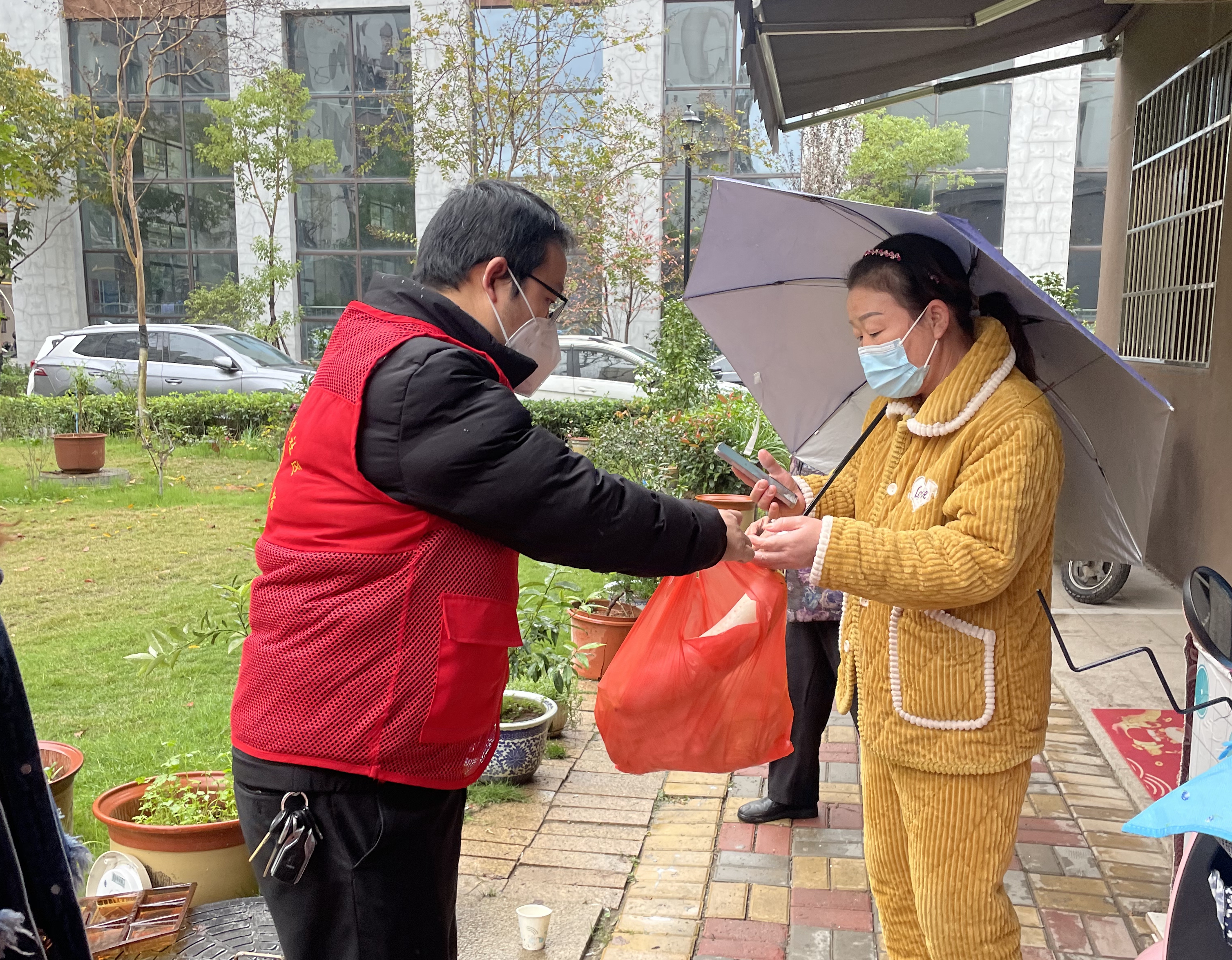 给困难户发放物资 (1)_副本.jpg