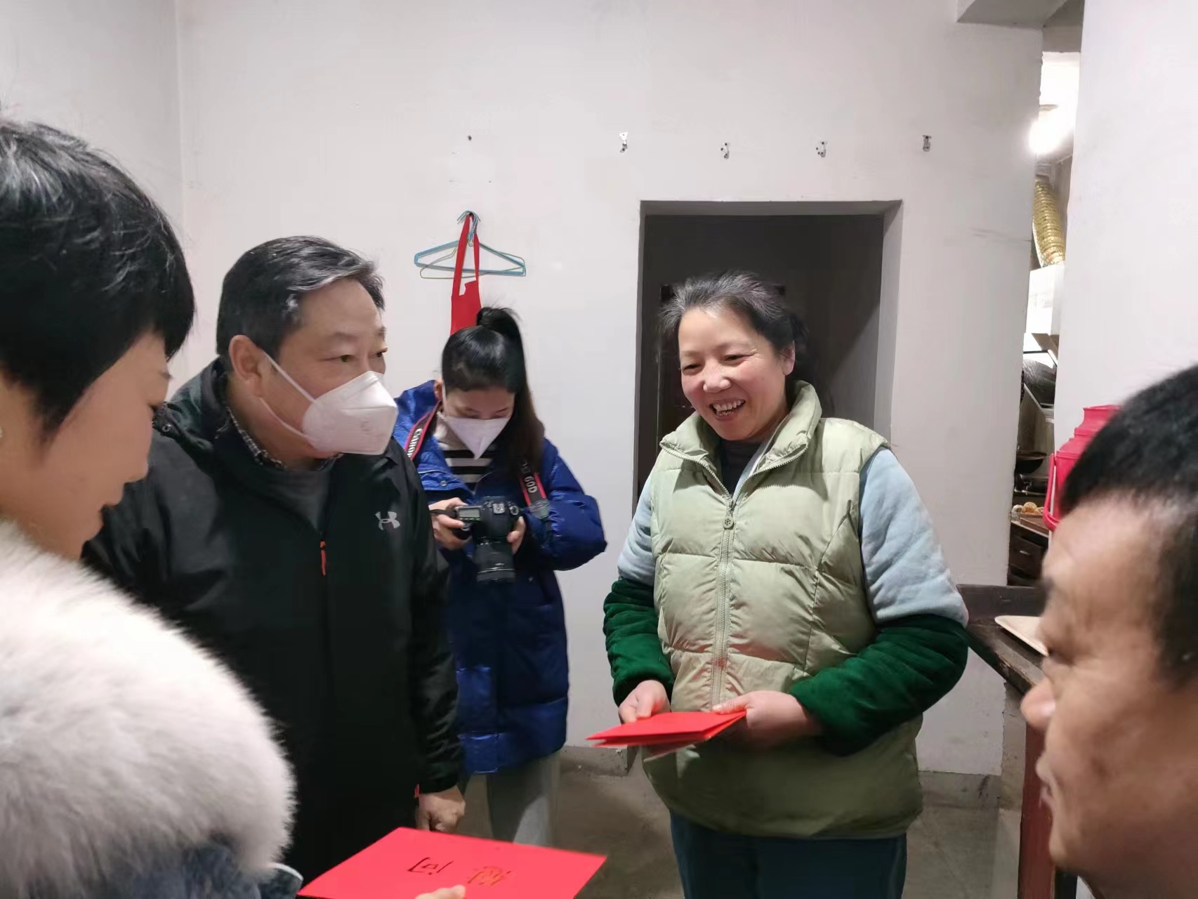 慰问黑猫股份困难党员  (3).jpg