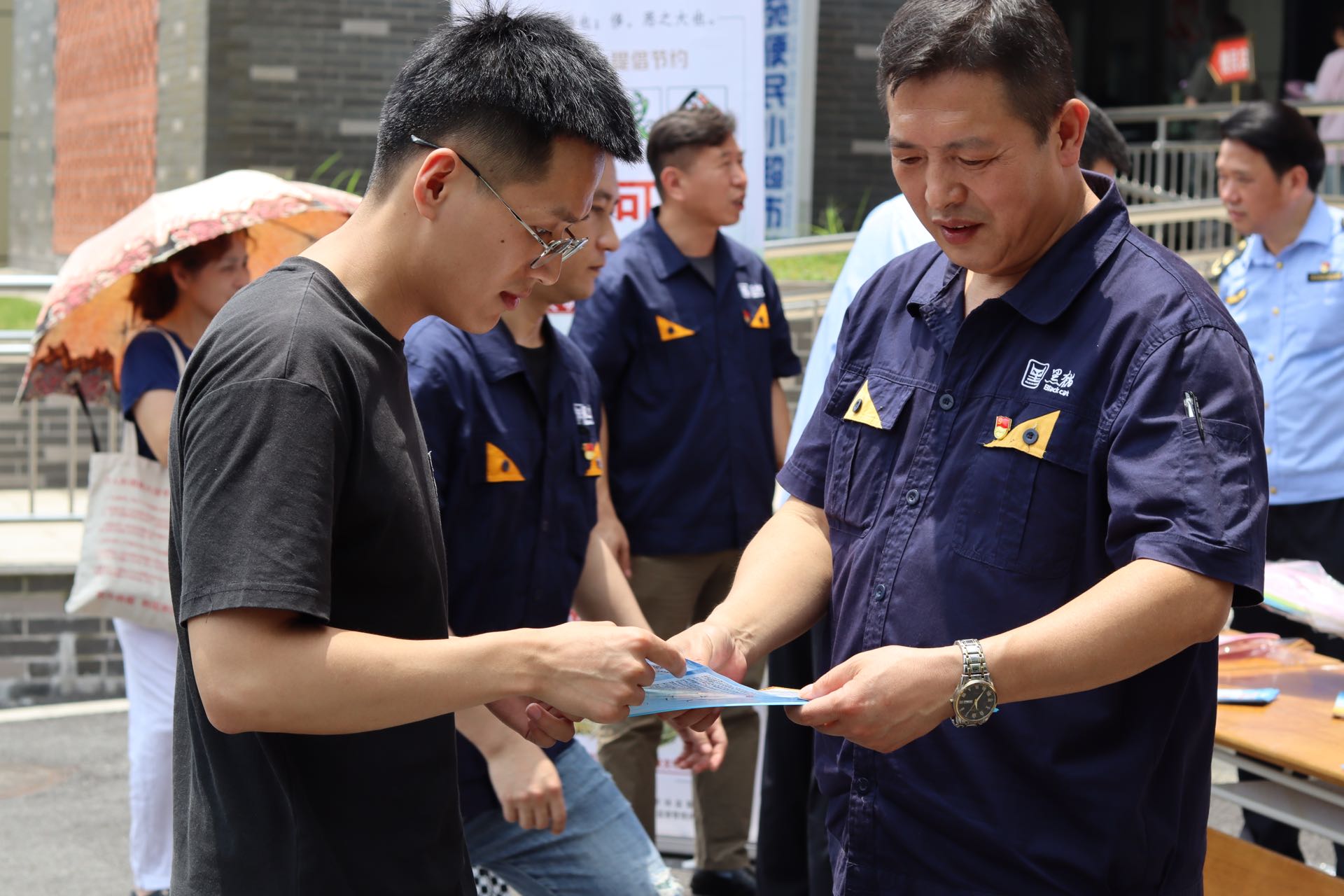 开门子物业党支部党员向市民宣传“《中华人民共和国反食品浪费法》.jpg