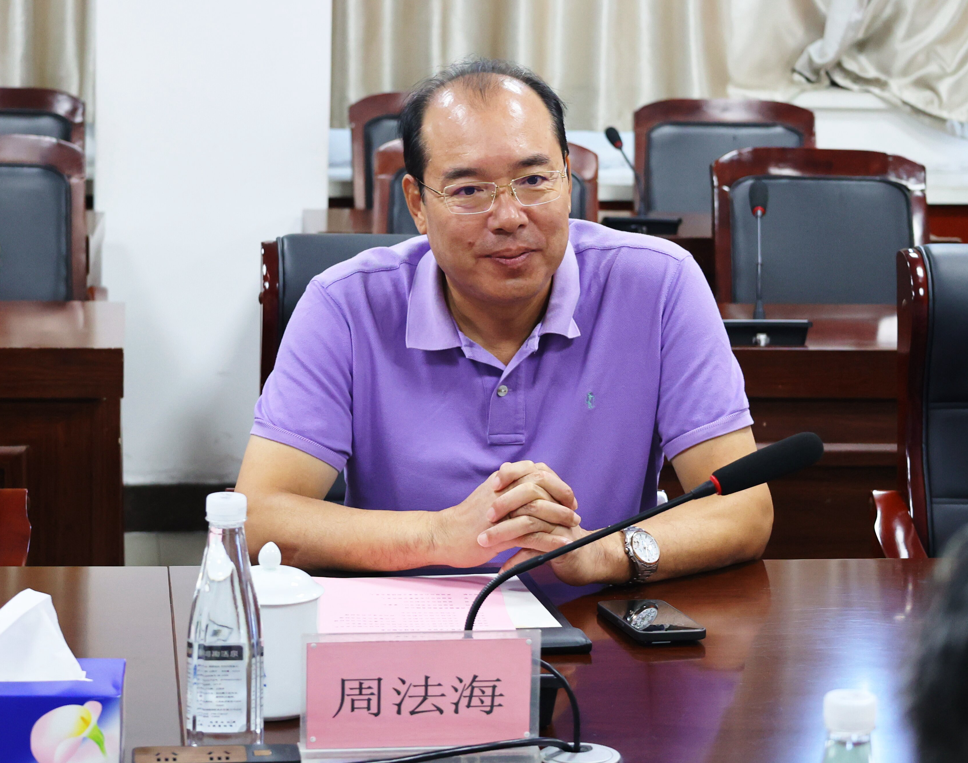 图2 周法海听取汇报.jpg