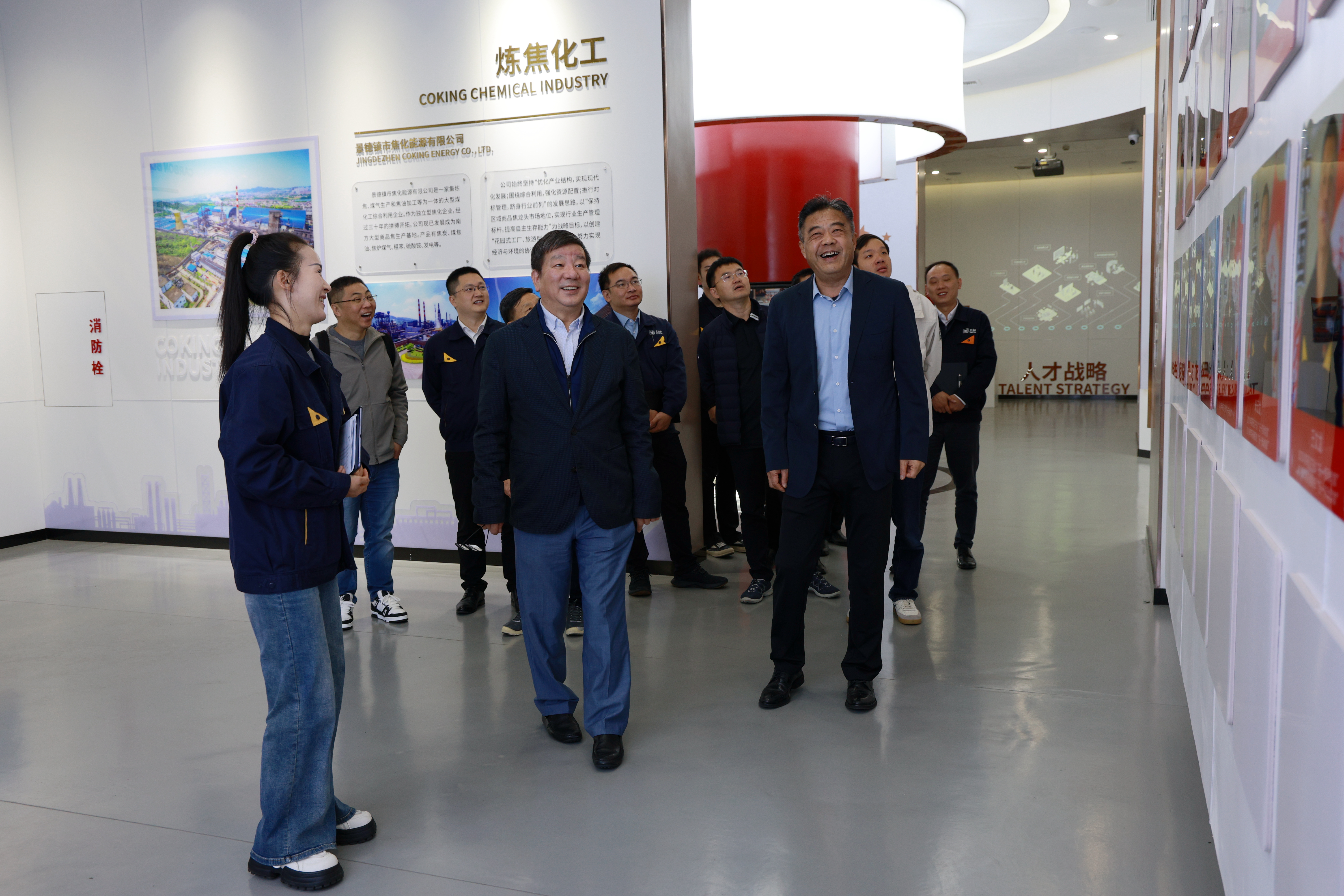 图2 参观文化展厅.jpg