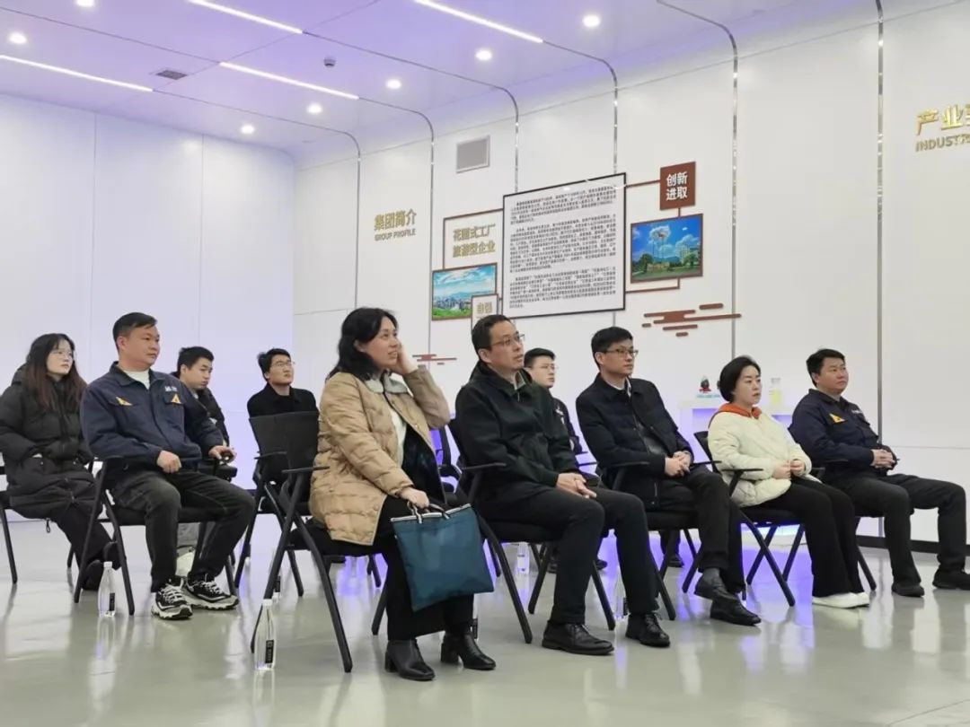 图2 观看企业宣传片（集团总部 刘微微摄）.jpg
