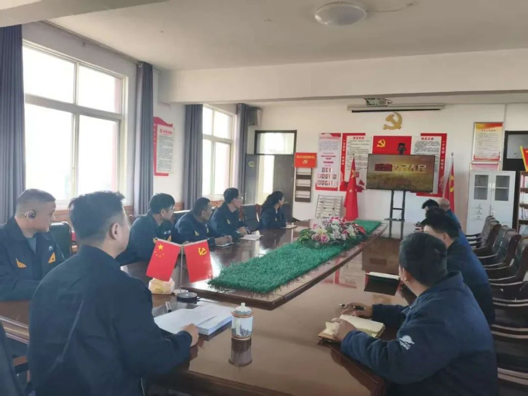 观看廉政教育片.jpg