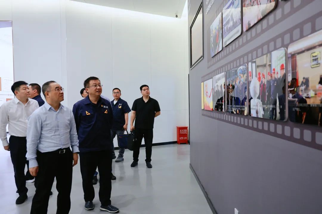 参观文化展厅.jpg