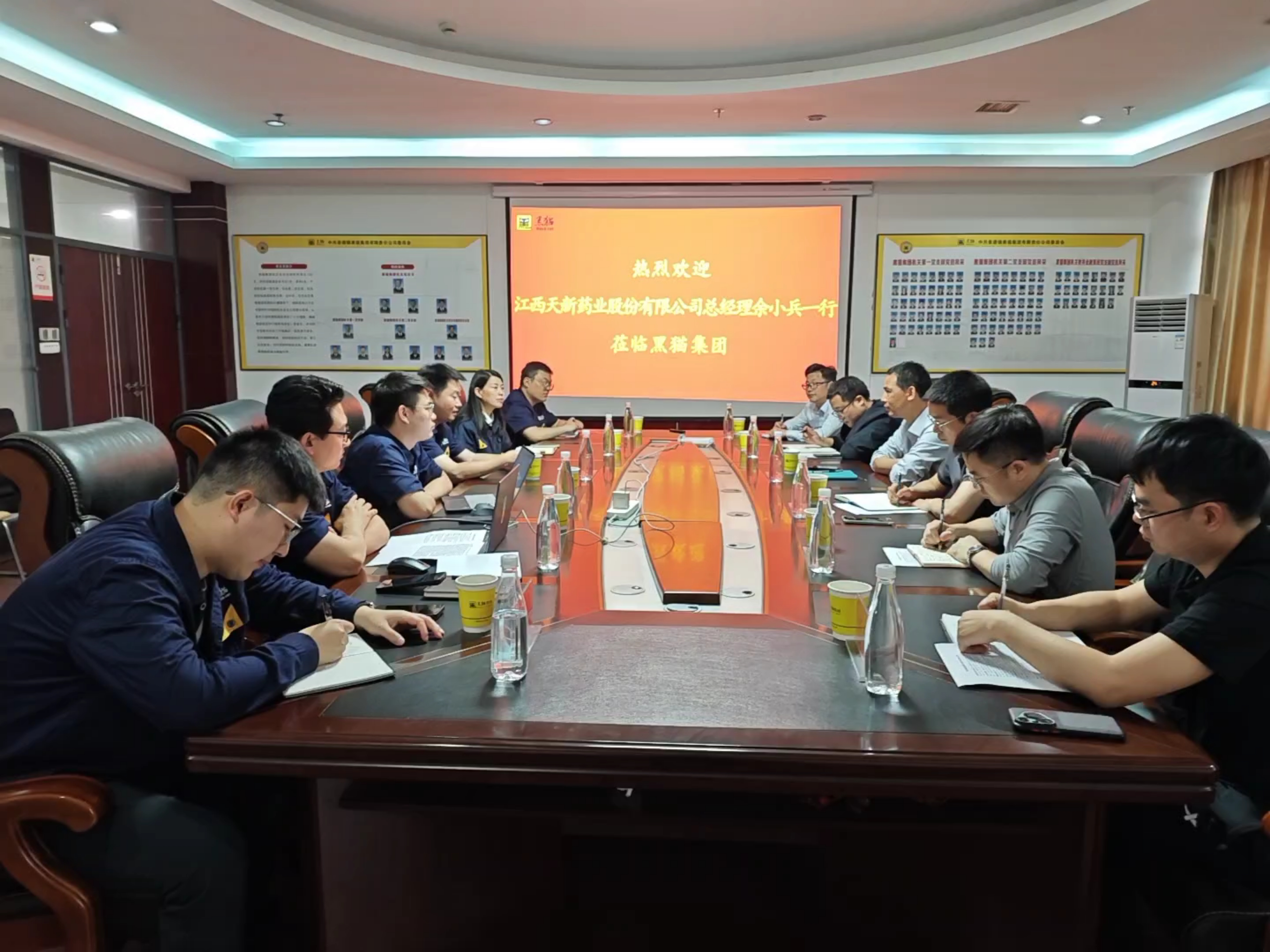 座谈会现场.jpg