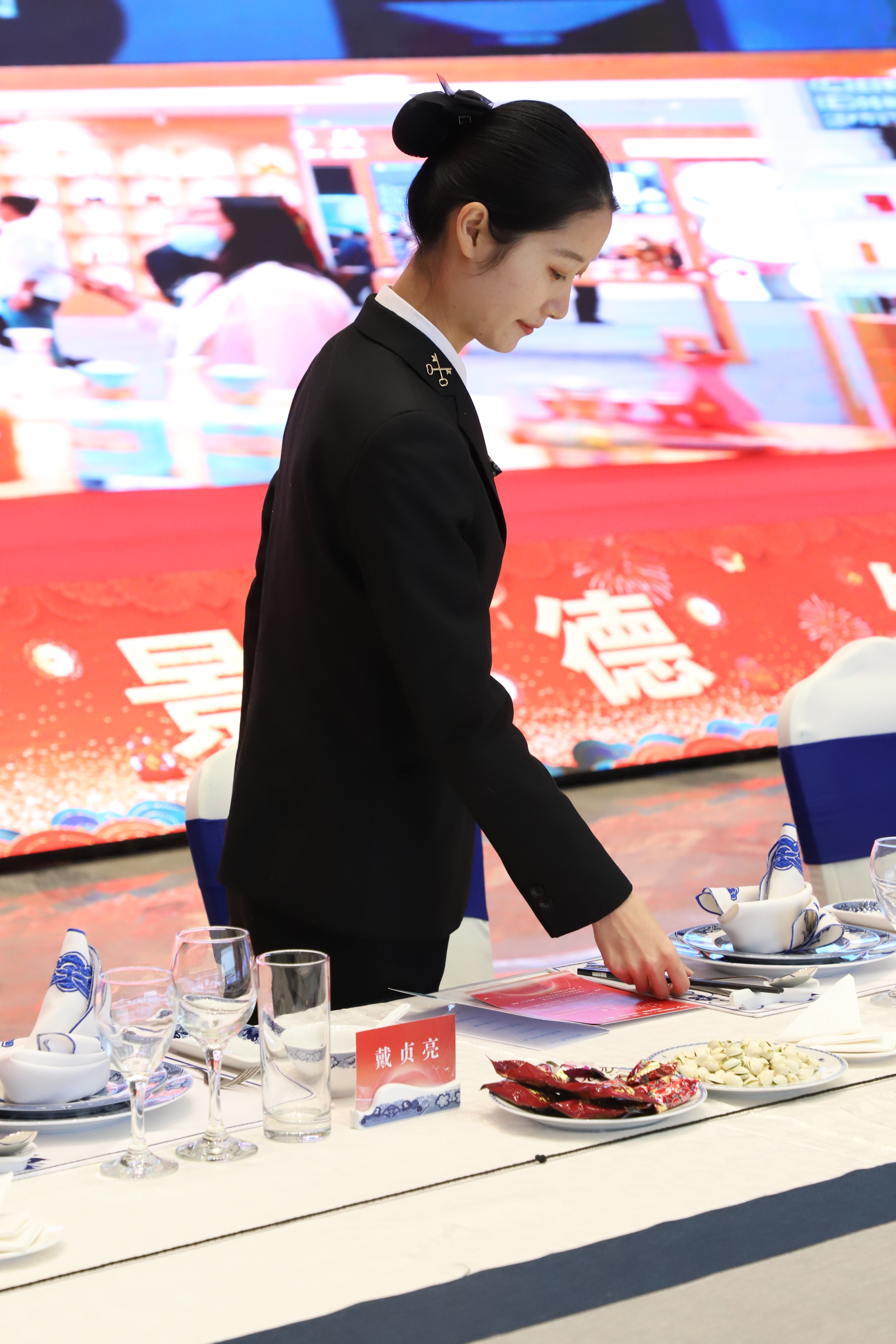 图2 认真进行餐前准备.jpg