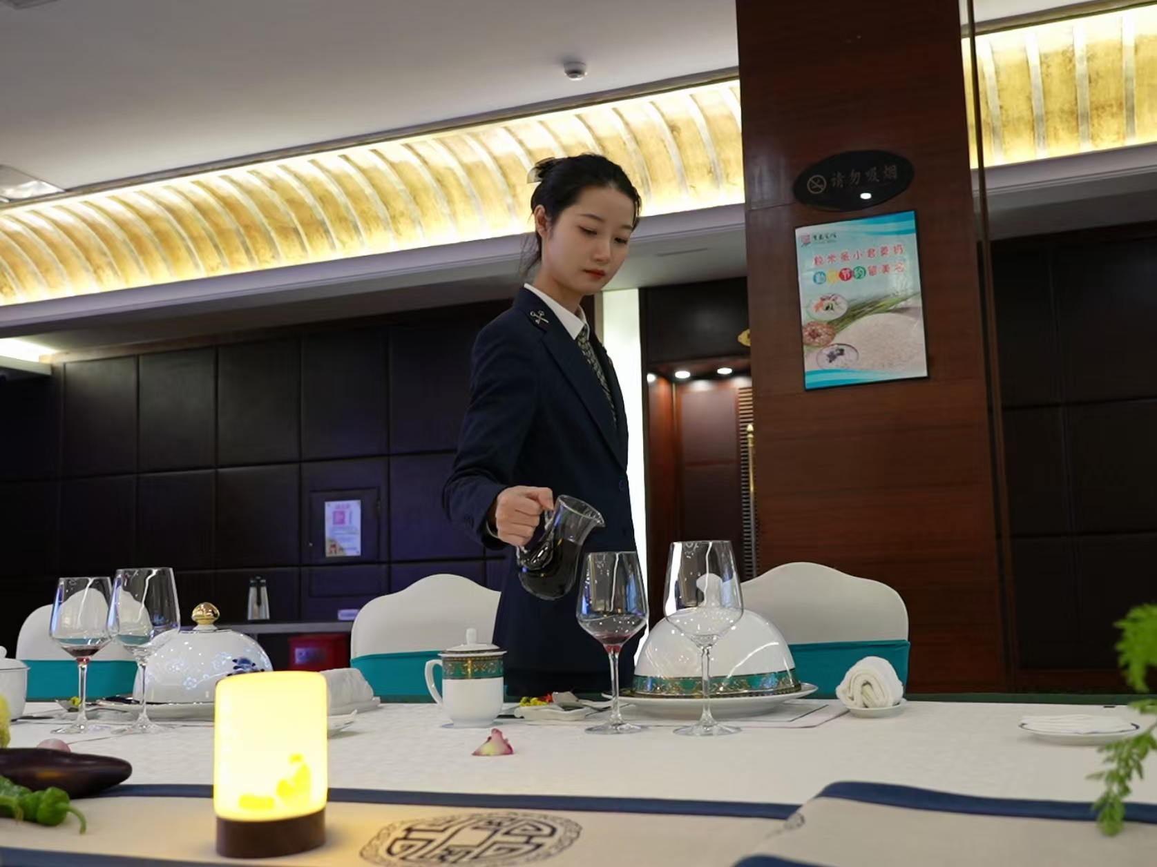 图3 认真进行餐前准备.jpg