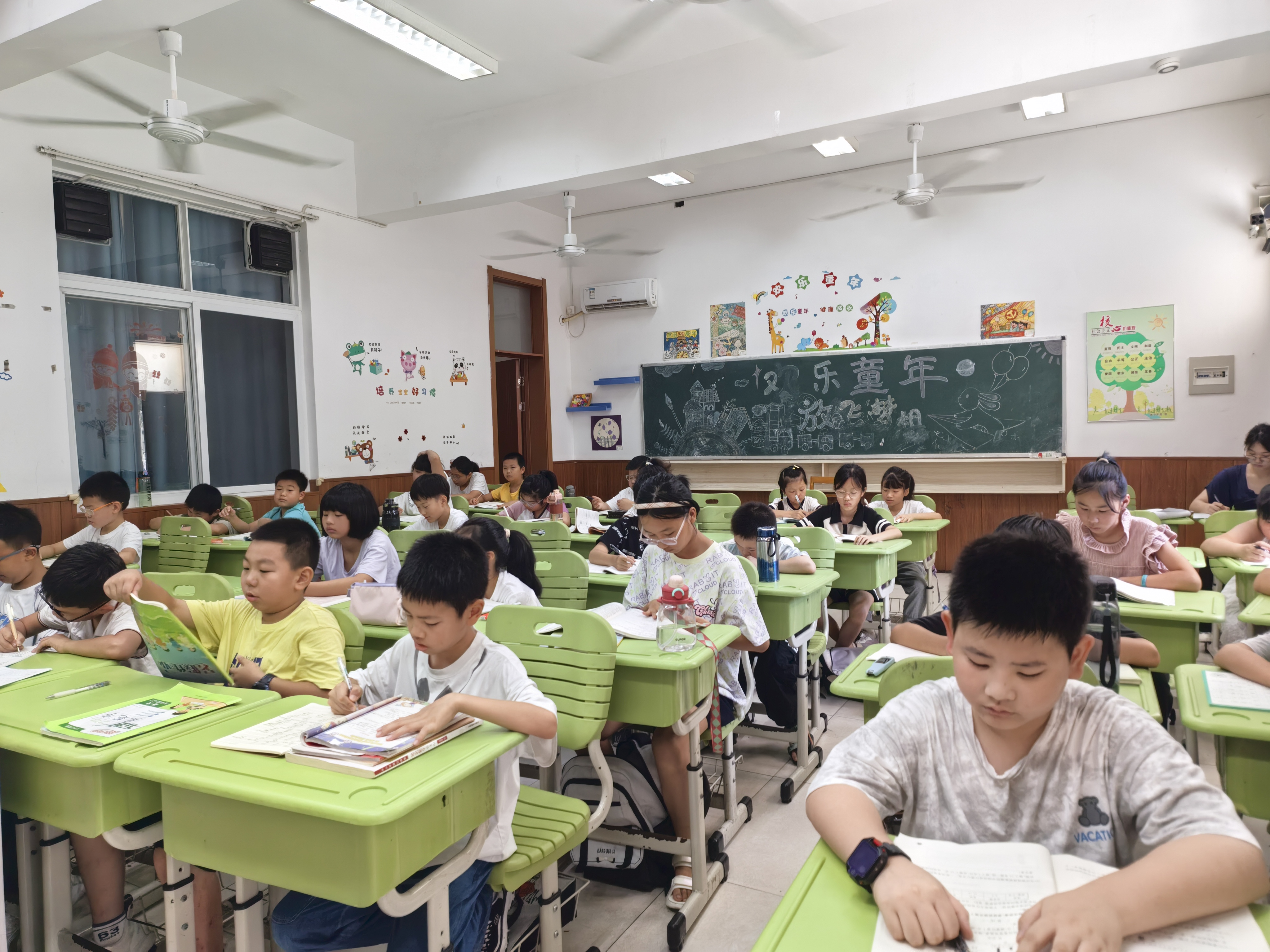 全托班小朋友认真学习.jpg