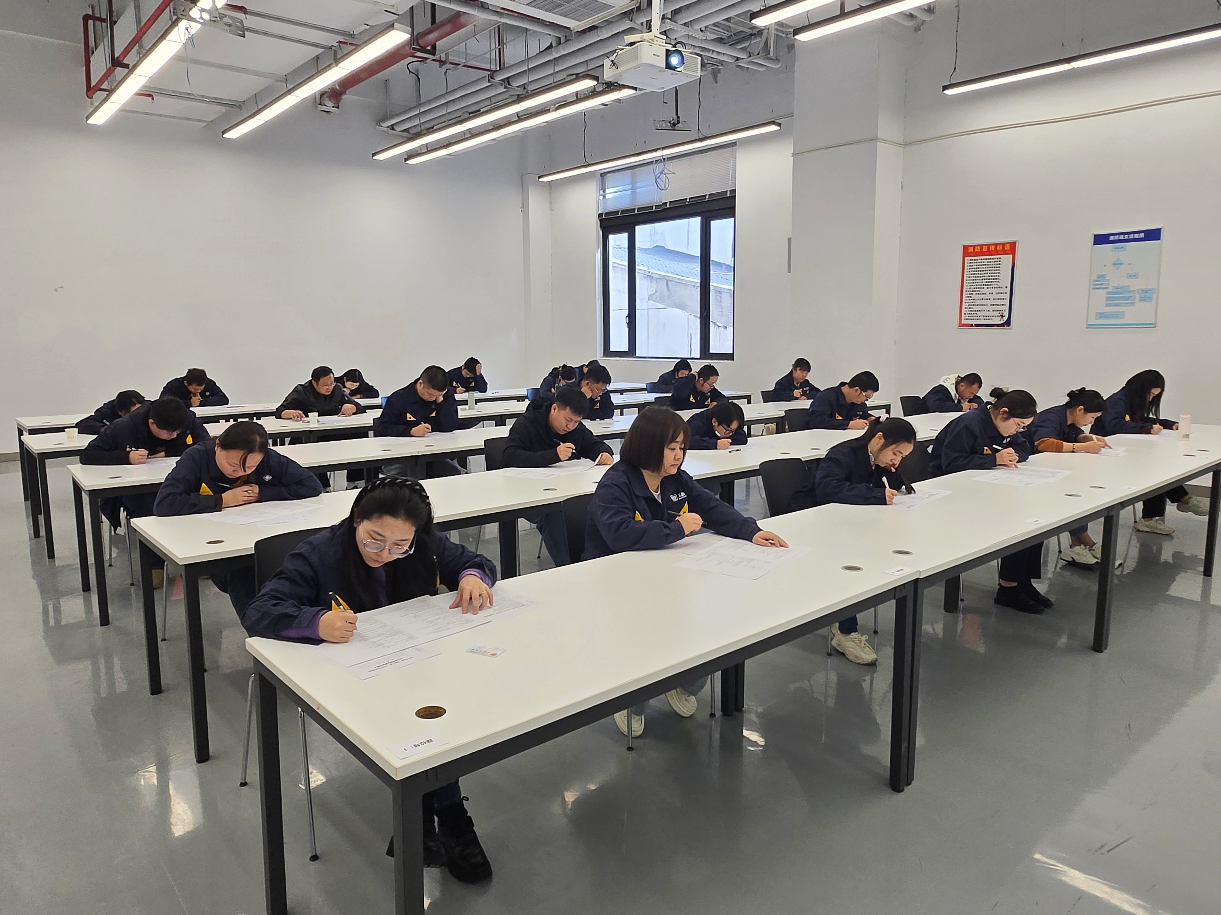 笔试现场02.jpg 笔试现场02.jpg