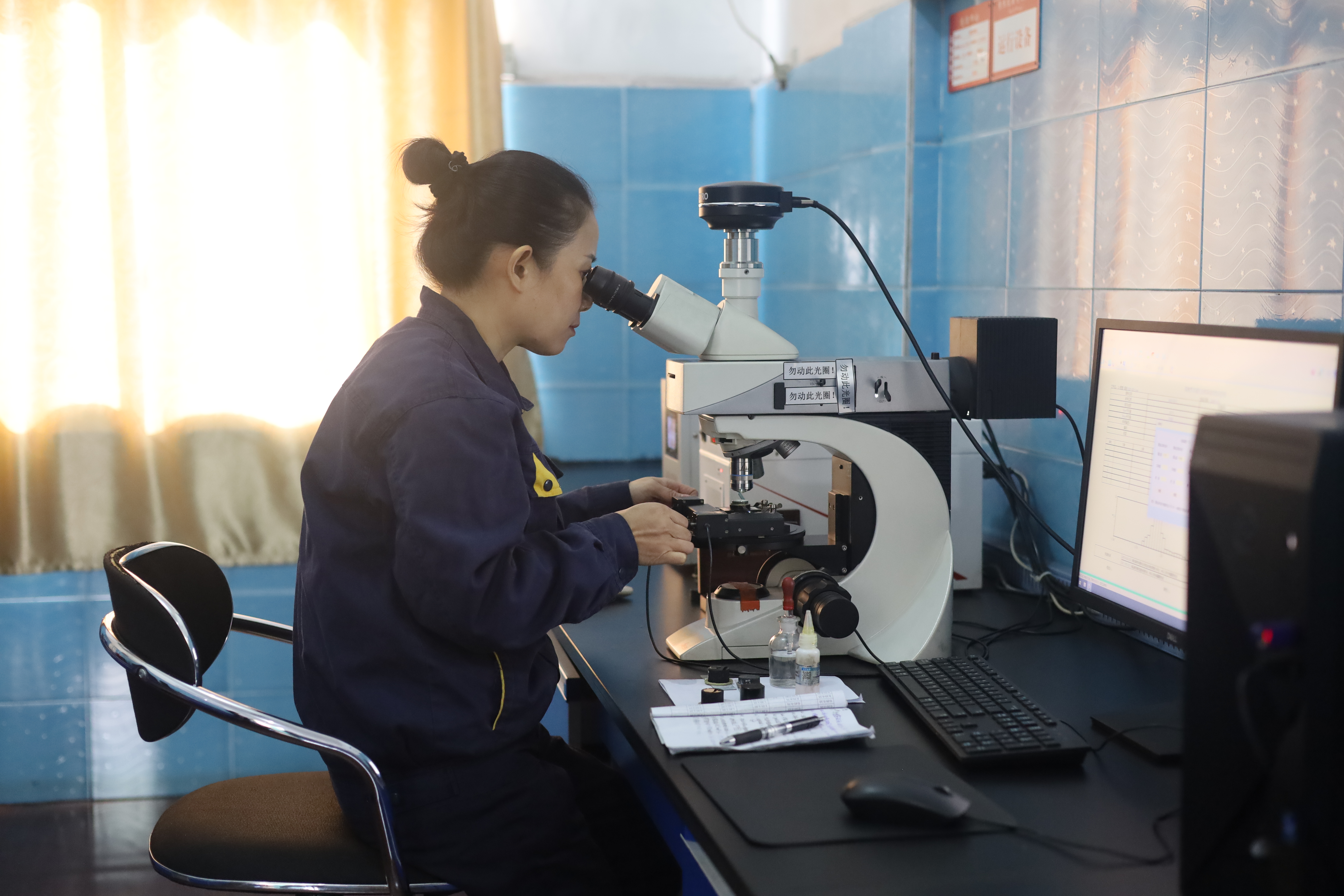 对煤进行化验分析  景焦能源公司沈颖摄.JPG