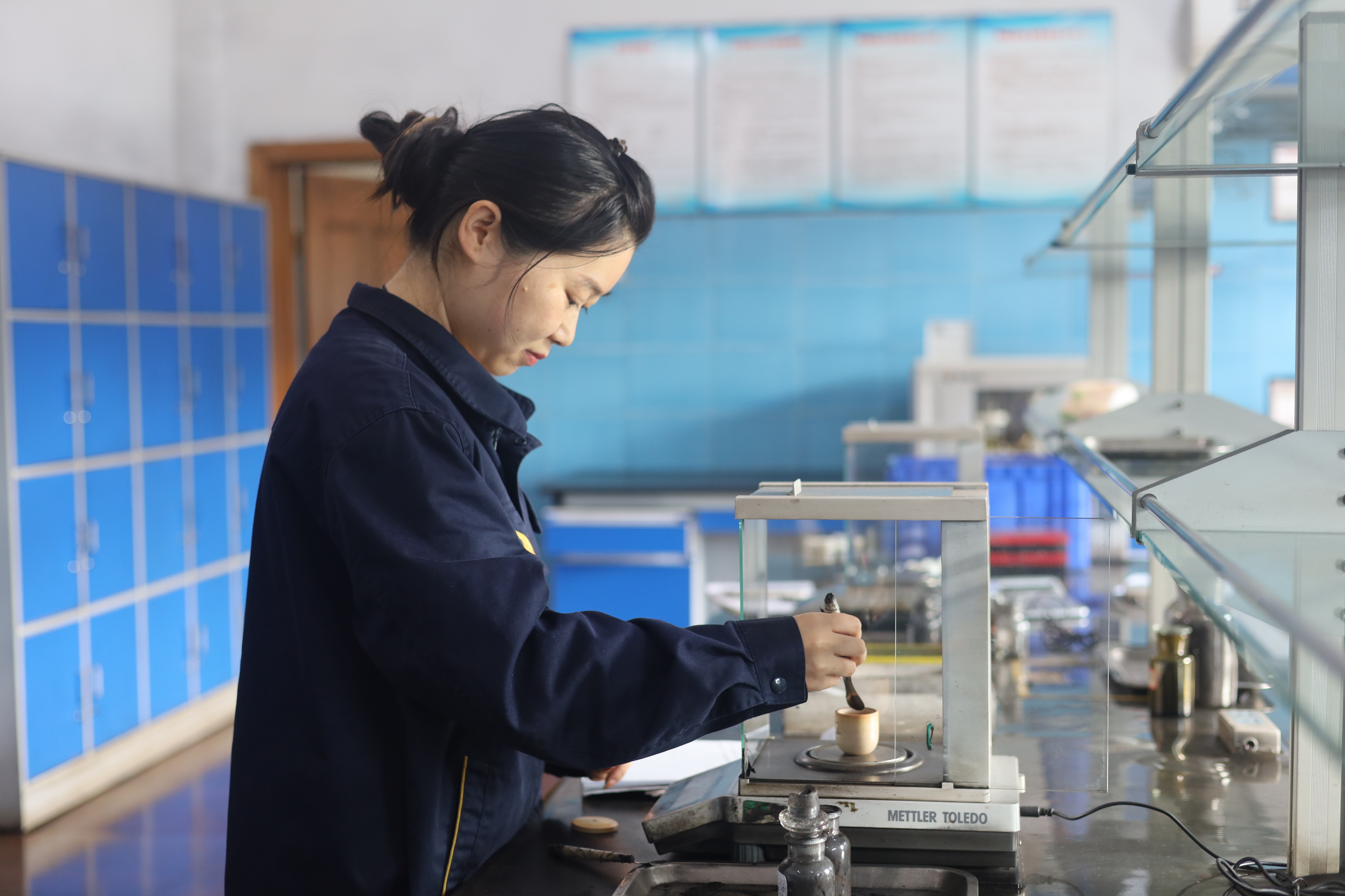 对煤进行化验分析 (2) 景焦能源公司沈颖摄.JPG