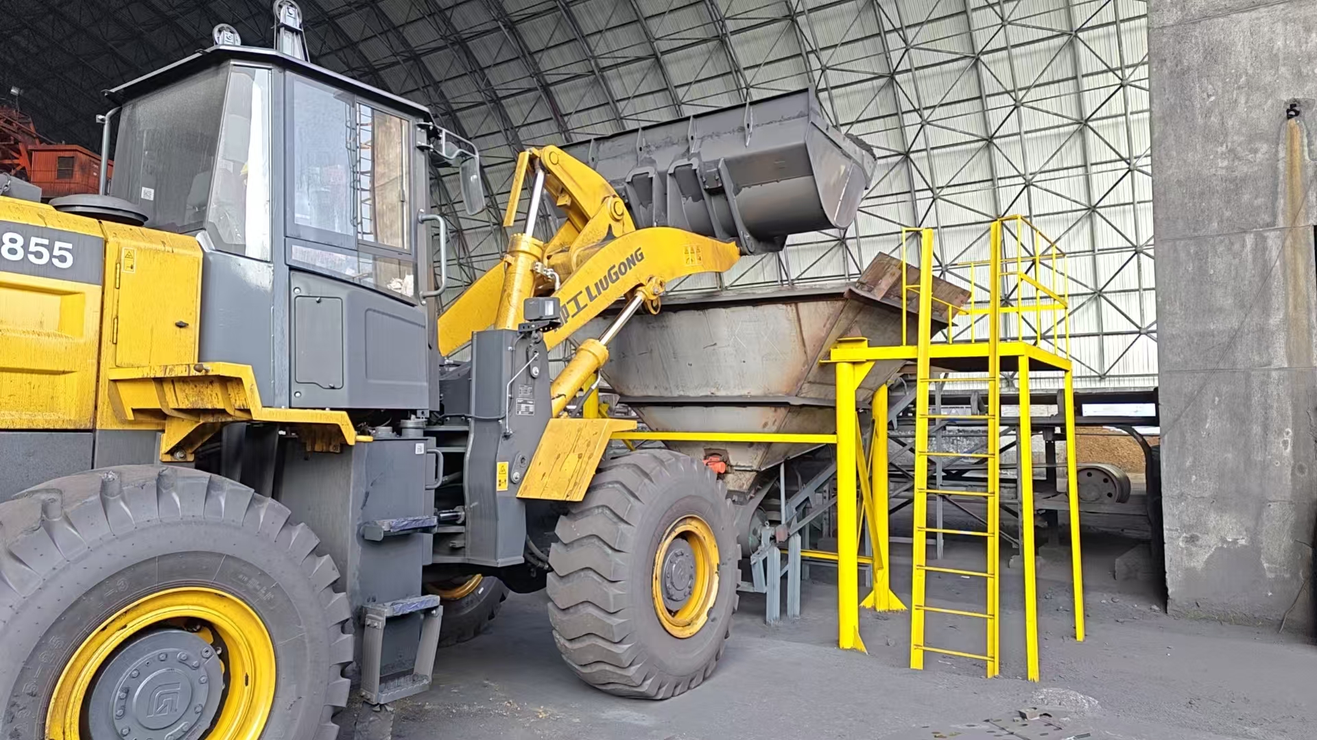 对进厂煤进行分区分类摆放 景焦能源公司沈颖摄.jpg 对进厂煤进行分区分类摆放 景焦能源公司沈颖摄.jpg