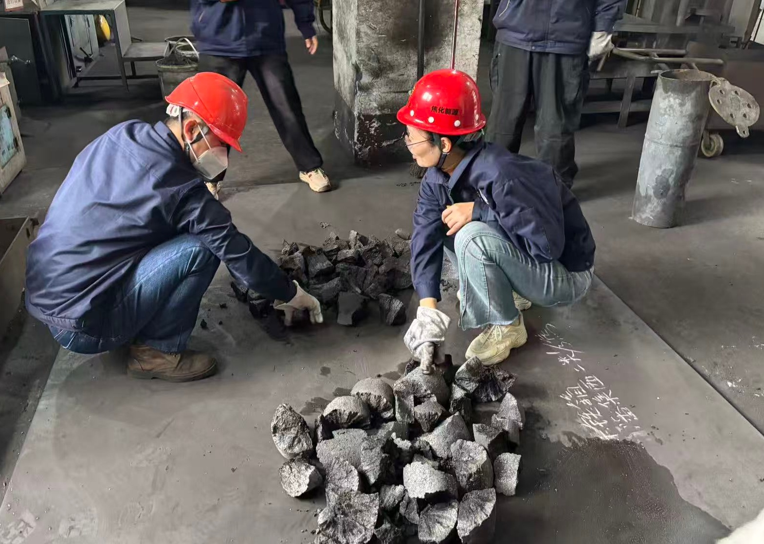 对焦炭成品进行分析 景焦能源公司莫韵摄.jpg 对焦炭成品进行分析 景焦能源公司莫韵摄.jpg