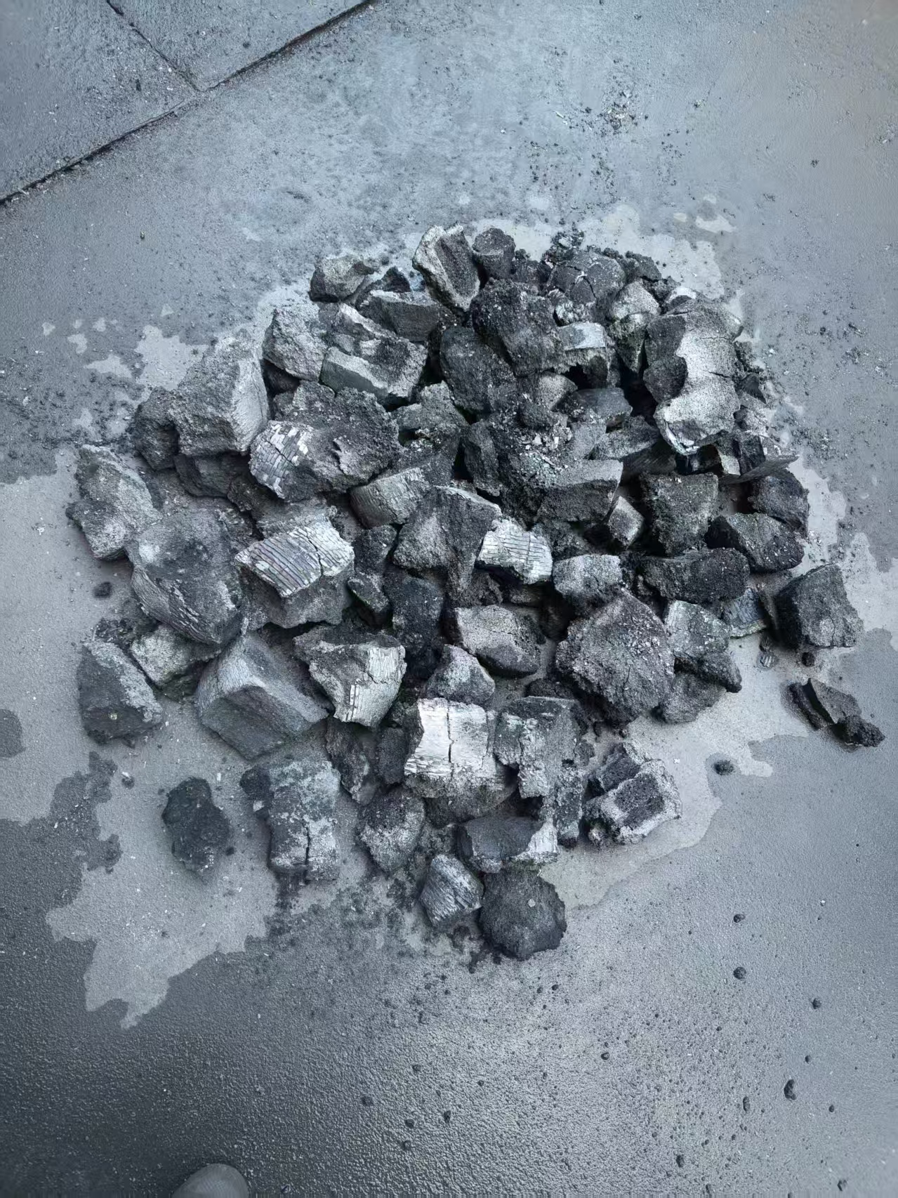 小焦炉试验后的焦炭成品 景焦能源公司莫韵摄.jpg 小焦炉试验后的焦炭成品 景焦能源公司莫韵摄.jpg