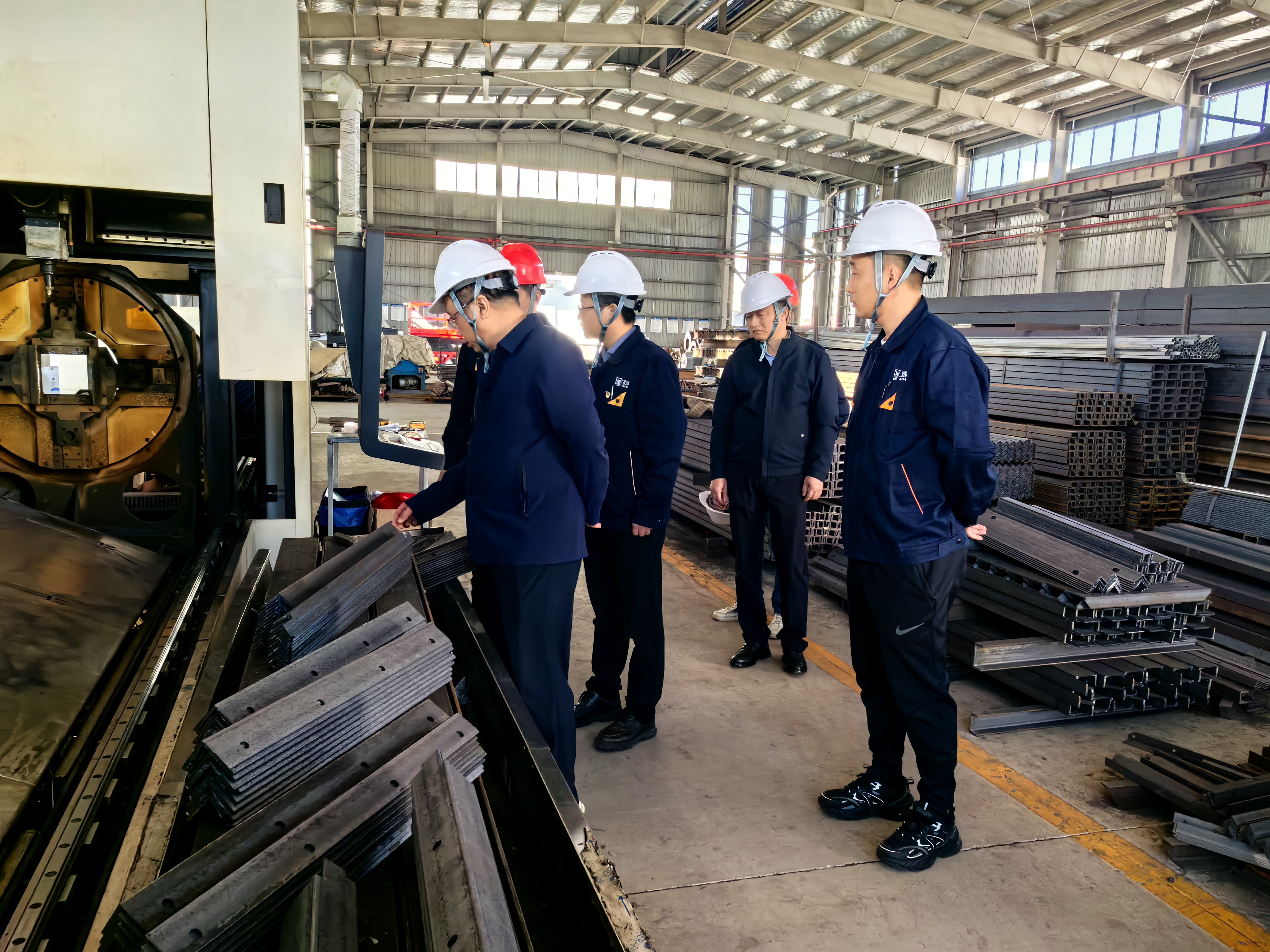 图1 汪羽督导安全生产现场.jpg 图1 汪羽督导安全生产现场.jpg