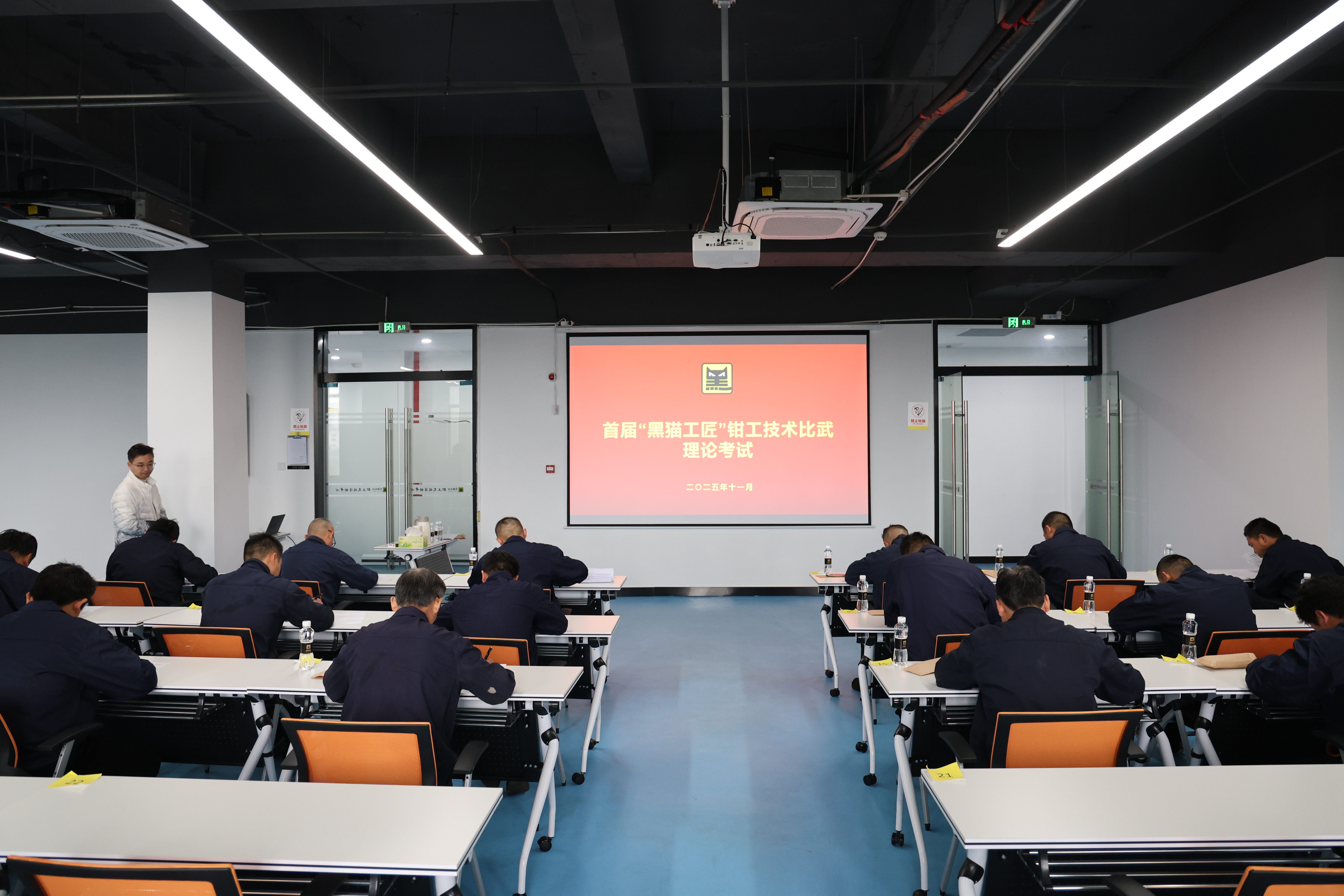 理论考试现场.jpg 理论考试现场.jpg