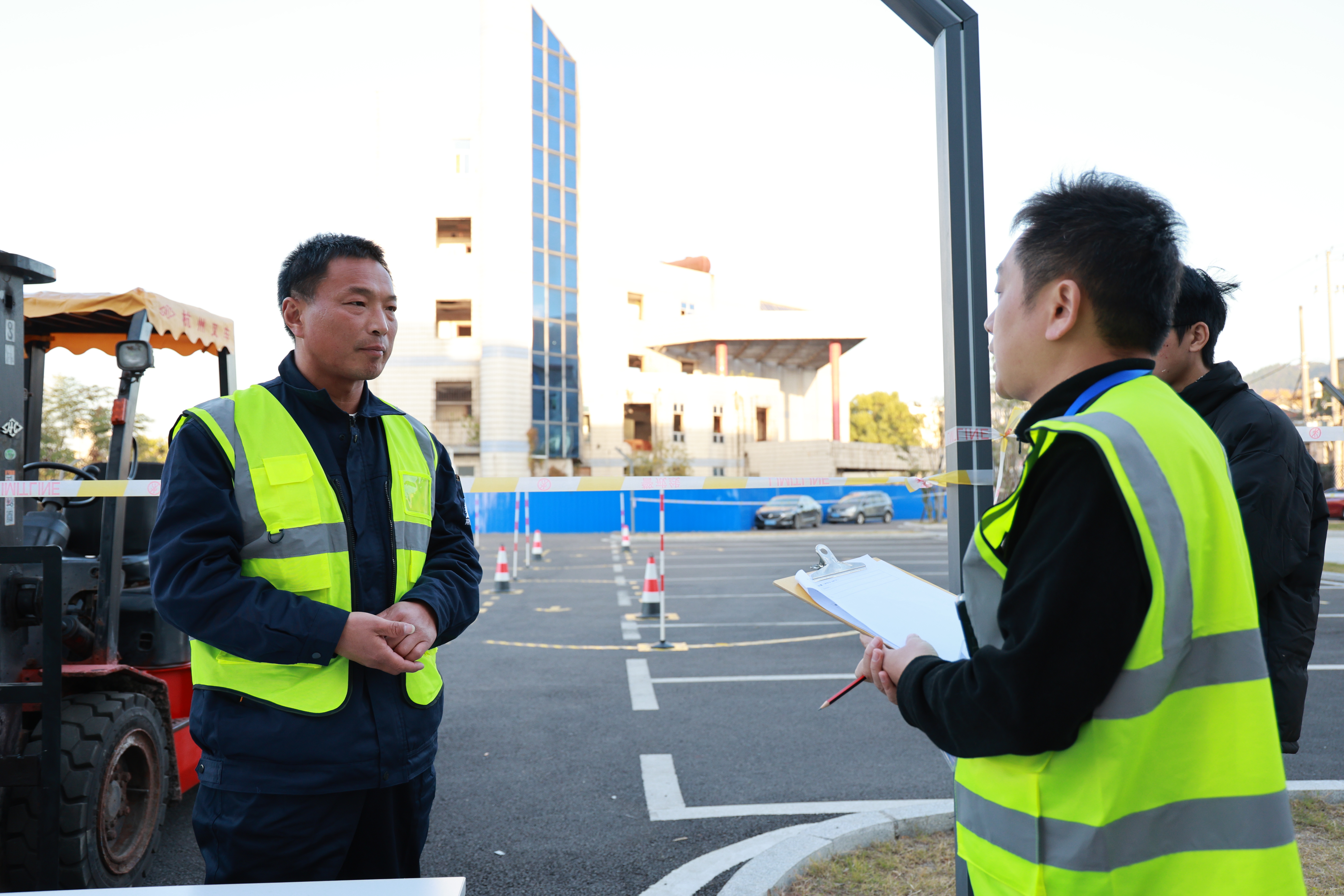 图3 参赛选手认真比赛.jpg