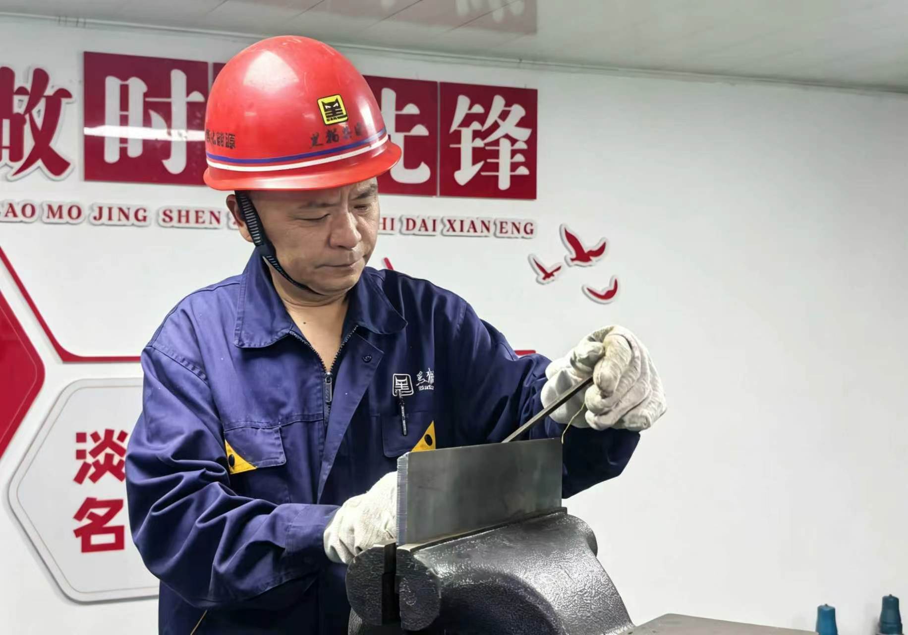 邱国军对设备进行钻控.jpg 邱国军对设备进行钻控.jpg
